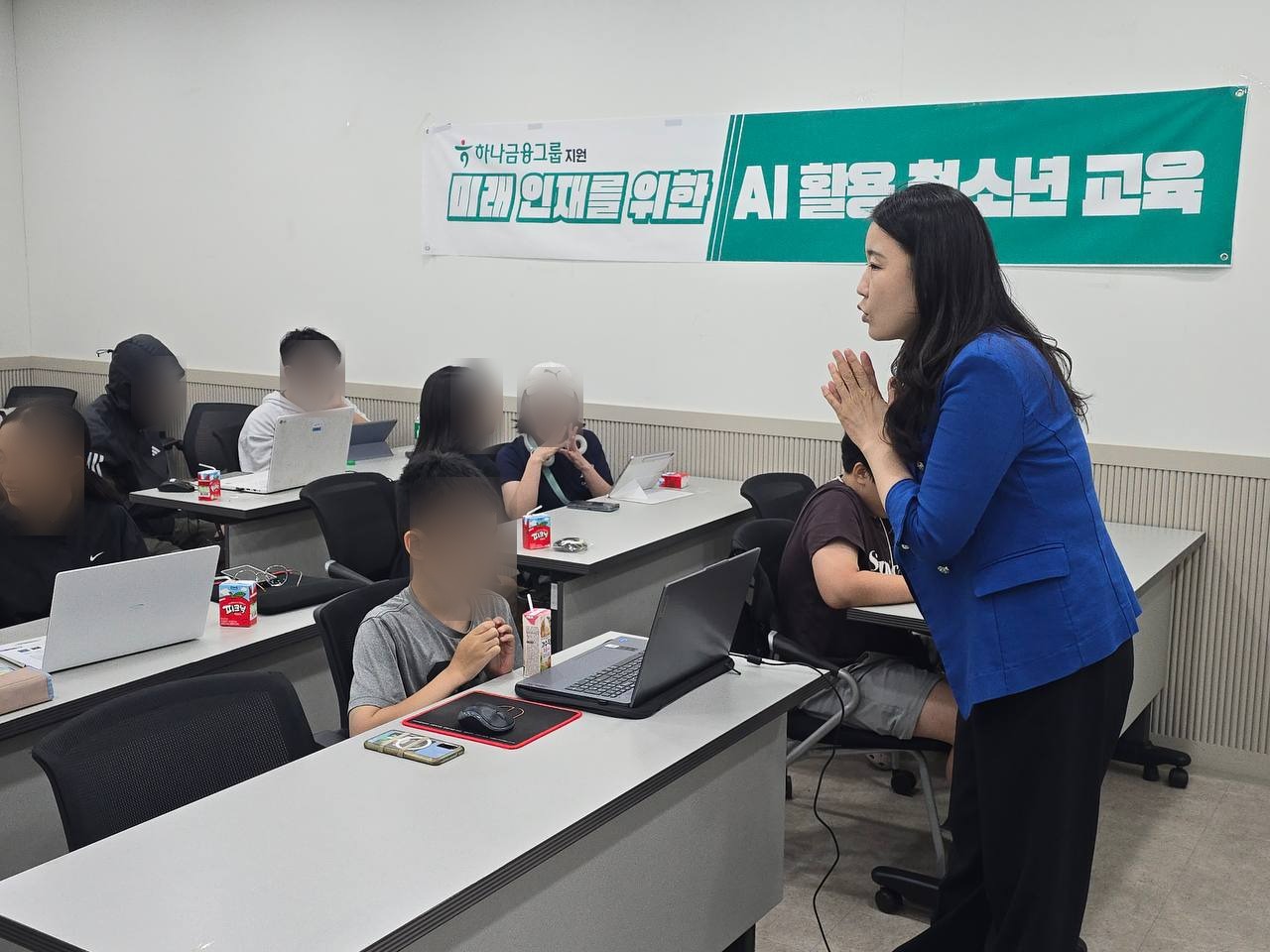 마포청소년센터에서 학생들에게 글쓰기를 설명하는 조재옥