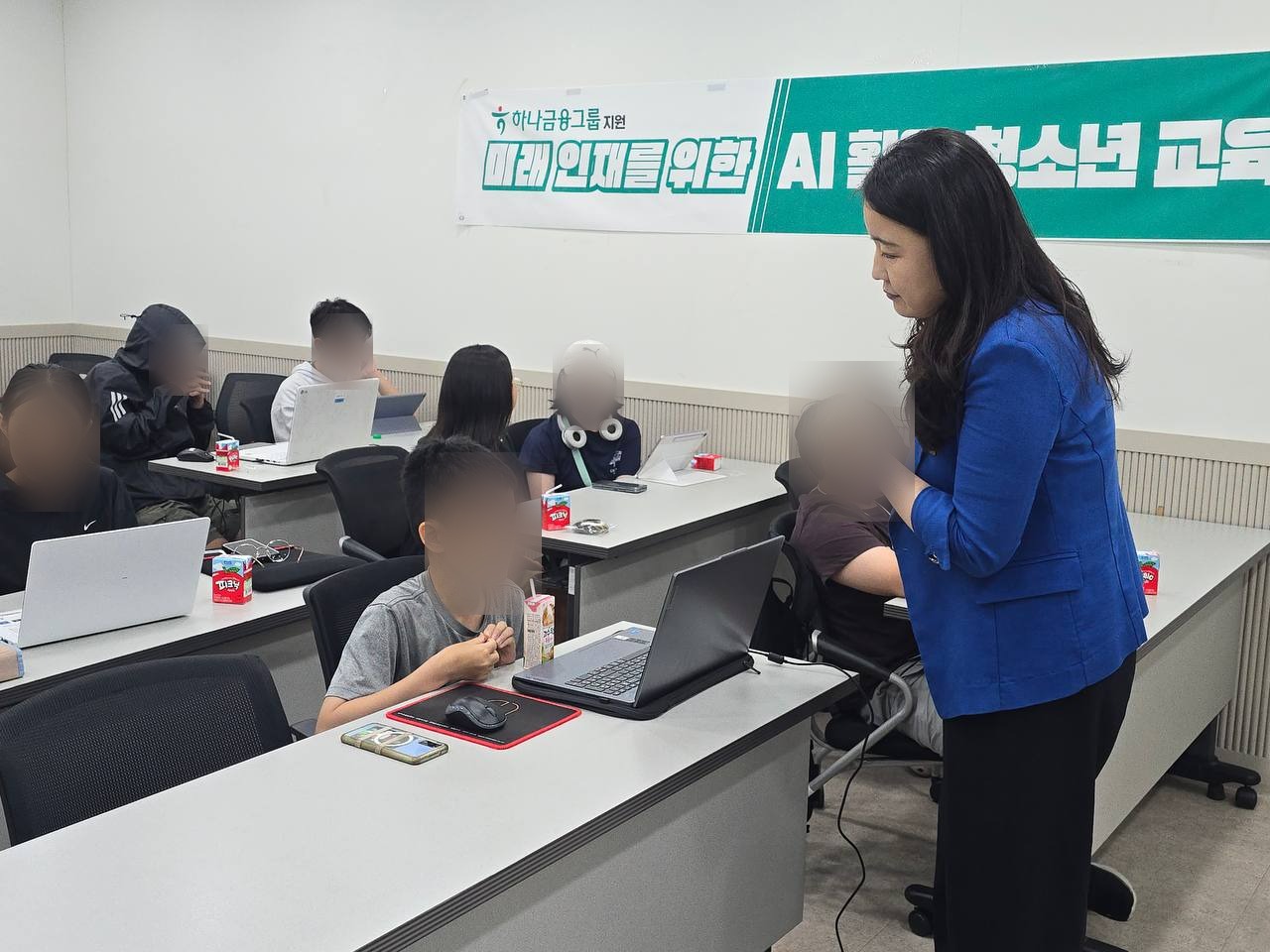 마포청소년센터에서 학생 옆에서 질문에 답하는 조재옥 강사